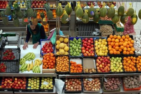 שוק האוכל של ליסבון - דוכן פירות וירקות