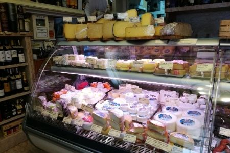 חנות גבינות בפורטוגל - Cheese shop in Portugal