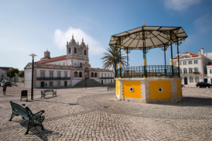 כיכר וכנסייה בנזארה A square and a church in Nazare